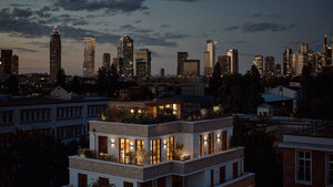 Was kostet das Leben im Skyline Penthouse am Main von Omaze?